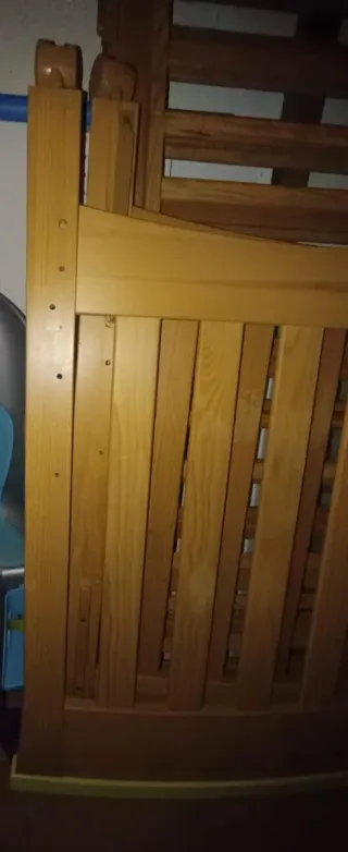Cuna de madera con ruedas