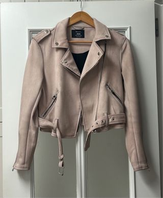 Cazadora Bershka rosa tipo ante.