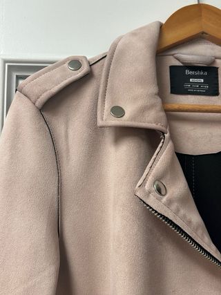 Cazadora Bershka rosa tipo ante.
