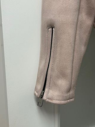 Cazadora Bershka rosa tipo ante.