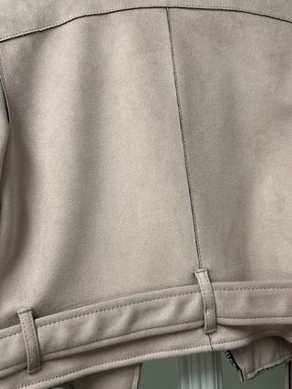 Cazadora Bershka rosa tipo ante.