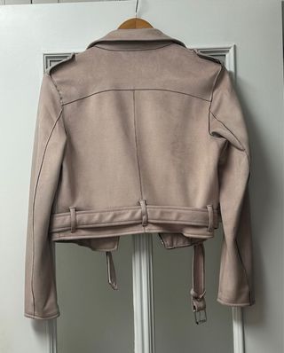 Cazadora Bershka rosa tipo ante.