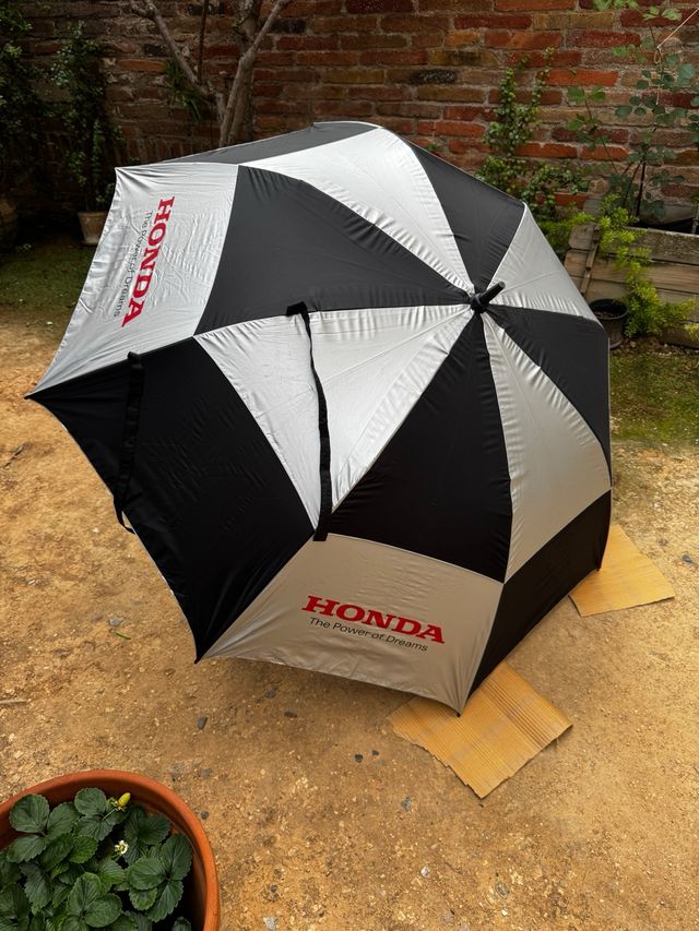 Paraguas Honda a estrenar 168 cms de diámetro.