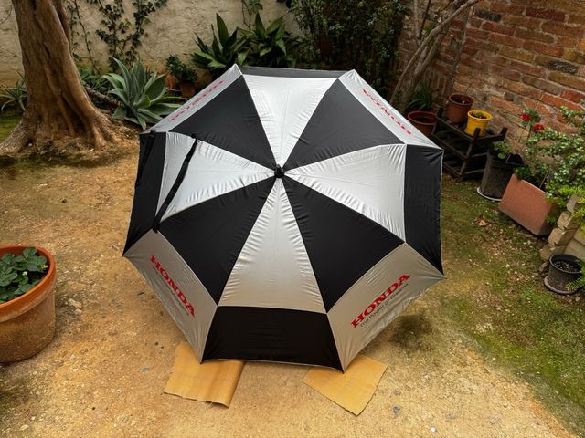 Paraguas Honda a estrenar 168 cms de diámetro.