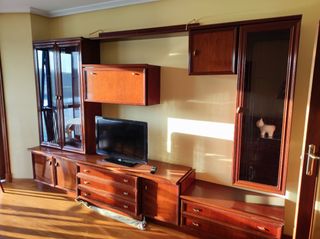 Mueble de salón madera y cristal