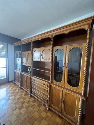 Mueble de salón de madera con vitrina