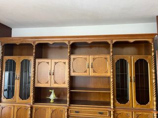Mueble de salón de madera con vitrina