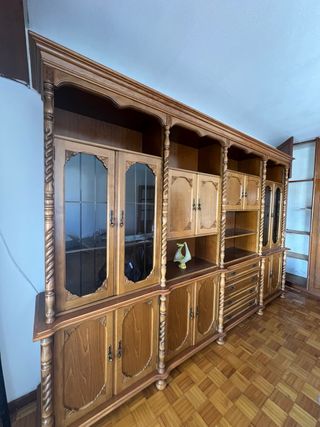 Mueble de salón de madera con vitrina