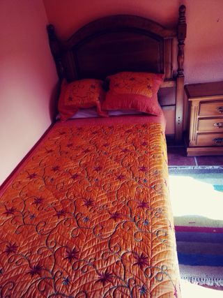 se vende 2 camas y mesilla más  silla de mimbre