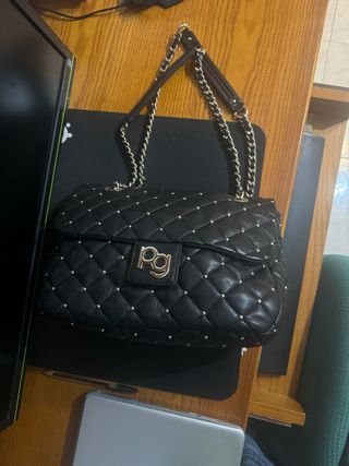 Bolso PG negro acolchado con tachuelas PG
