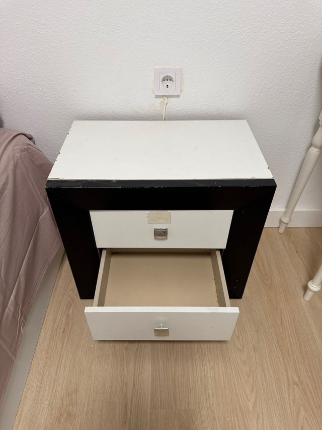 2 Mesitas de noche modernas