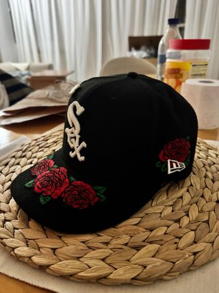 Gorra New Era Negra con Rosas Rojas