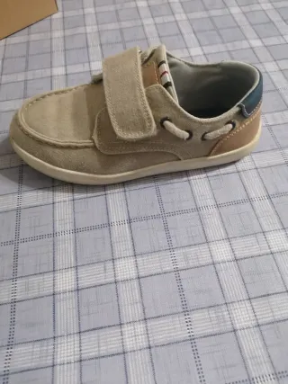 Zapatos niño beige y marrón