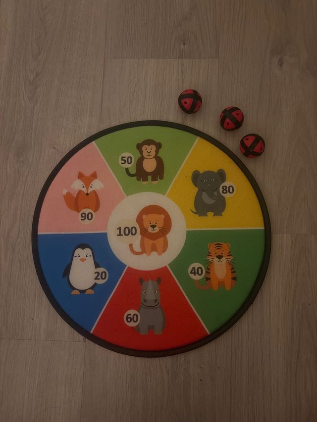 Diana infantil con animales y pelotas