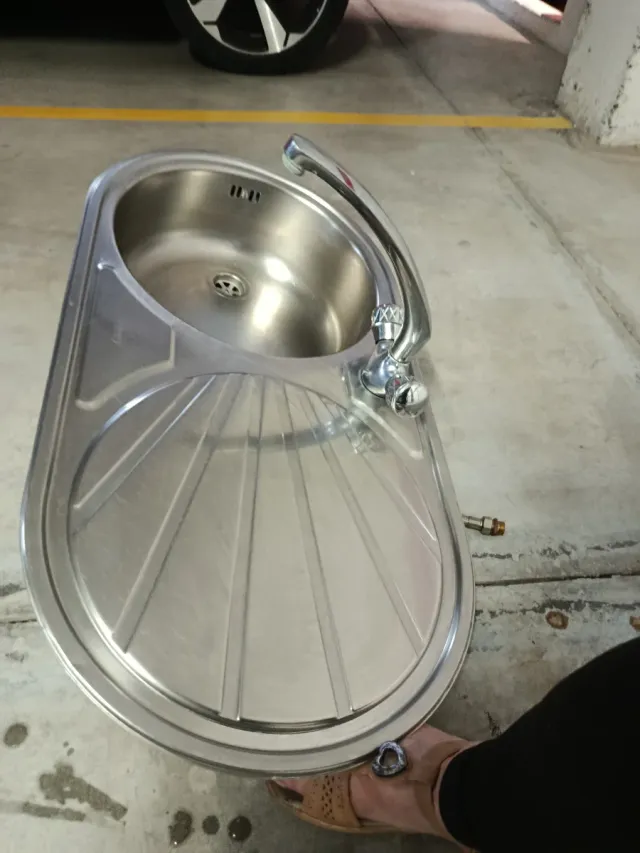 Fregadero de cocina metálico con grifo