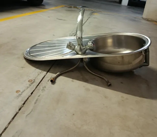 Fregadero de cocina metálico con grifo