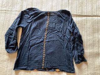 Blusa azul con bordados amarillo oro