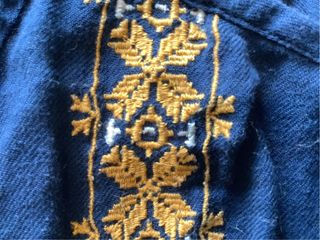 Blusa azul con bordados amarillo oro