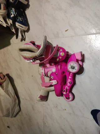 Botas con ruedas rosas y blancas