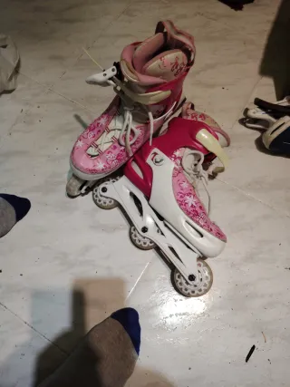 Botas con ruedas rosas y blancas