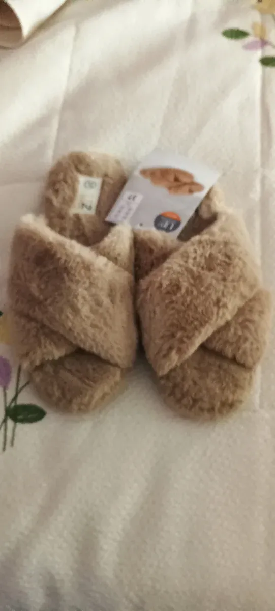 Zapatillas de peluche beige y marrón