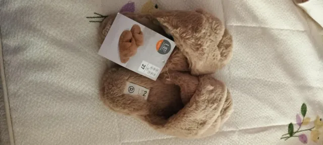 Zapatillas de peluche beige y marrón