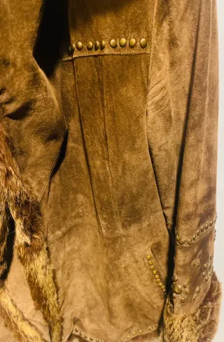 Abrigo vintage ante con tachuelas y pelo natural