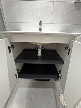 Mueble de baño blanco con lavabo