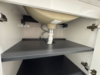 Mueble de baño blanco con lavabo