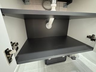 Mueble de baño blanco con lavabo
