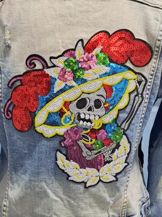 Cazadora vaquera con calavera mexicana