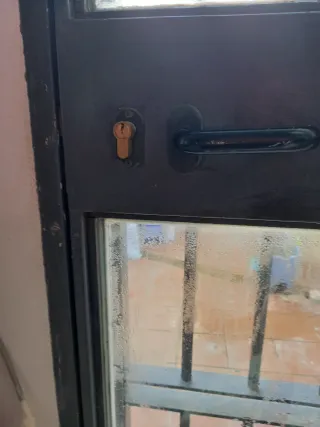 PUERTA REJA DE HIERRO Y  PUERTA DE CRISTAL 