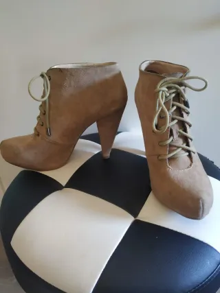 Botines ante beige con cordones