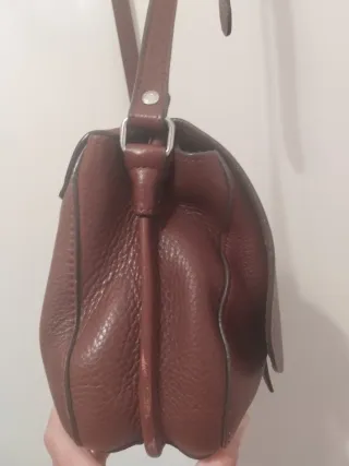 Bolso bandolera piel marrón con solapa.