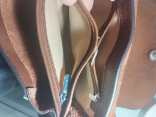 Bolso bandolera piel marrón con solapa.