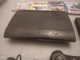 Consola PS3 + PS2, 4 mandos y 6 juegos