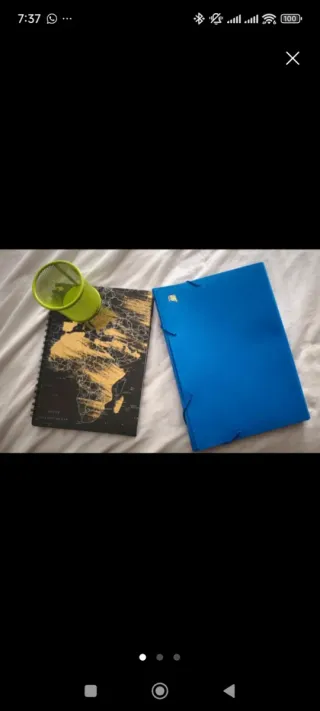 Carpeta azul y cuaderno mapa