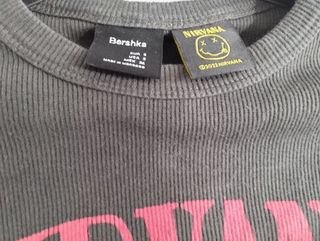 Camiseta Nirvana Smiley Bershka Negra