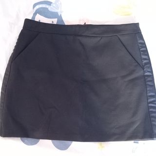 Falda negra corta
