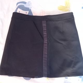 Falda negra corta