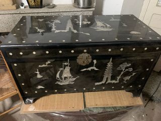 Baúl antiguo con incrustaciones de nácar