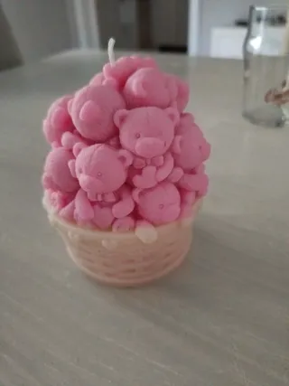 Candela fatta a mano a forma di cestino con orsett