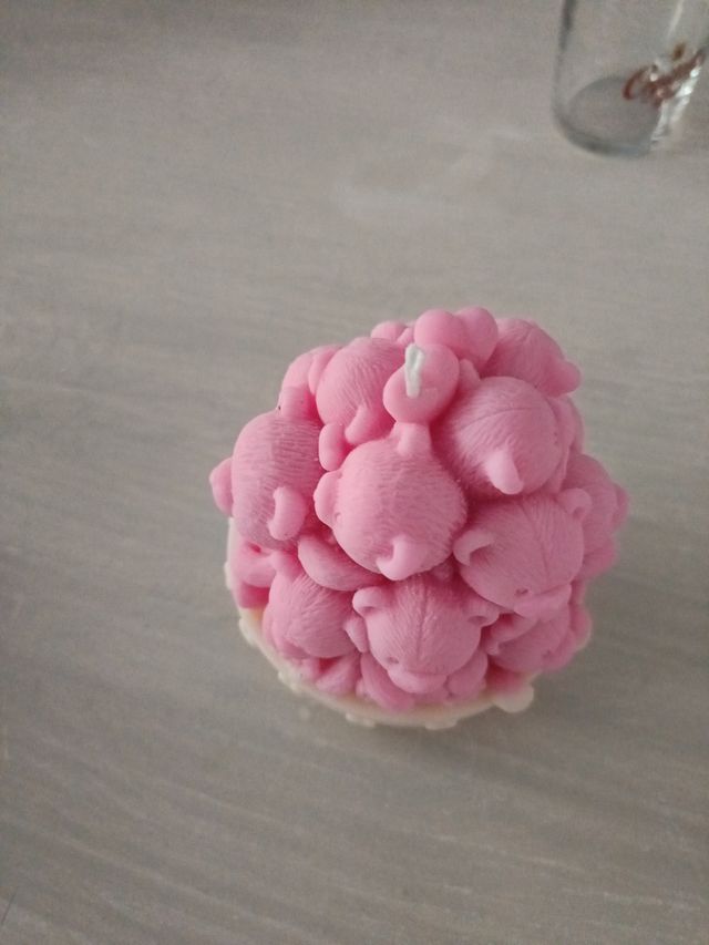 Candela fatta a mano a forma di cestino con orsett