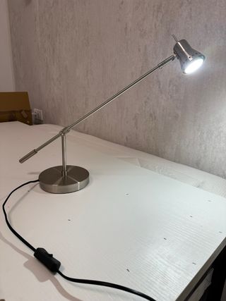 Lámpara de escritorio metálica plateada