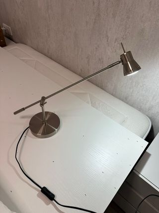 Lámpara de escritorio metálica plateada