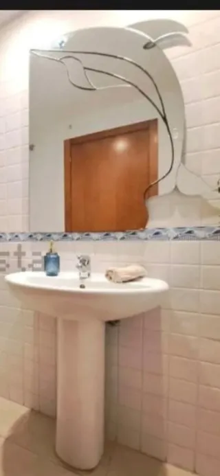 Lavabo y espejo de baño
