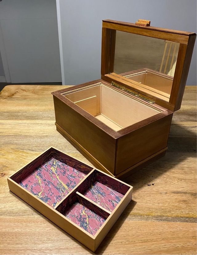 Caja de madera artesanal con diseño