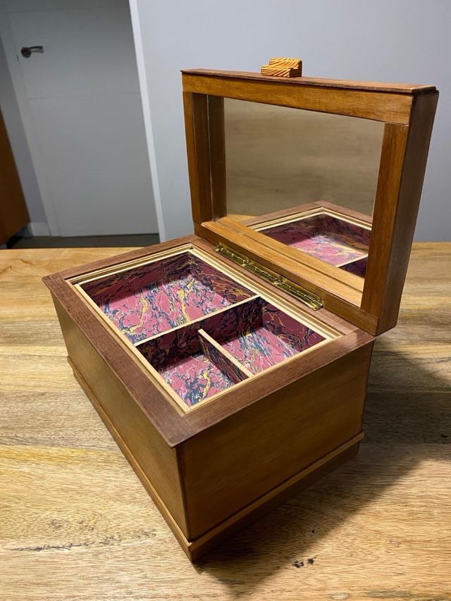 Caja de madera artesanal con diseño