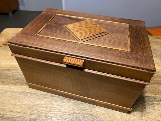 Caja de madera artesanal con diseño