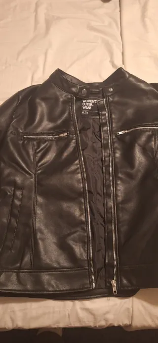 Cazadora polipiel negra